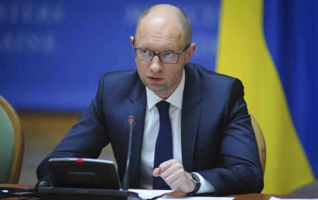 Яценюк поручил рассмотреть вопрос повышения выплат силовикам в зоне АТО