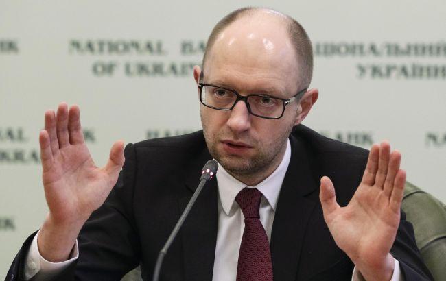 Яценюк требует от СБУ наказать виновных в размещении нефтебазы у воинской части