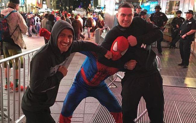 Украинские богатыри Усик и Ломаченко атаковали Спайдермена в центре Нью-Йорка