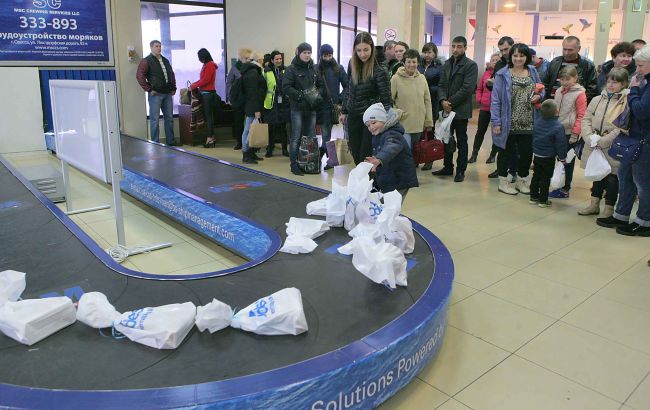 В одесском аэропорту открыли новогоднюю почту и отметили День Святого Николая