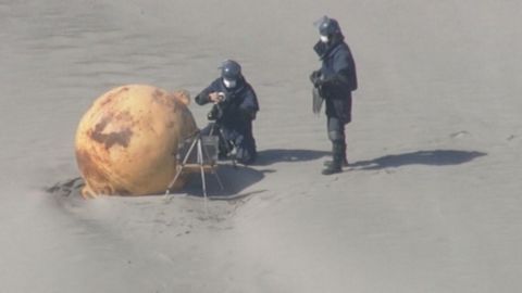 В Японии на берегу моря нашли неизвестный шар, - СМИ (видео)