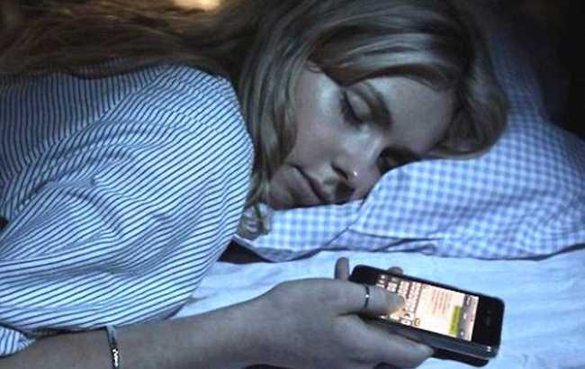 Вчені вважають мобільні телефони причиною безсоння