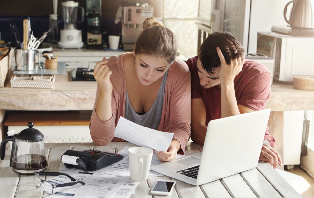 Гости на пороге. Сколько человек можно прописать. В квартире прописано много людей. Гости на пороге. Комната таджиков.