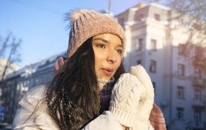 Креми в мороз: можна чи ні? Дерматолог пояснила, як захистити шкіру взимку