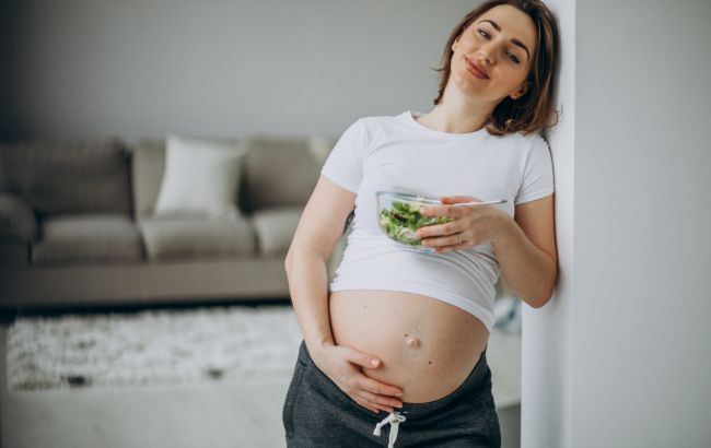 Чи потрібно "їсти за двох" під час вагітності: лікар розвіяла поширений міф