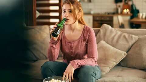 Як алкоголь насправді впливає на жіноче здоров'я: лікар розповіла важливу правду