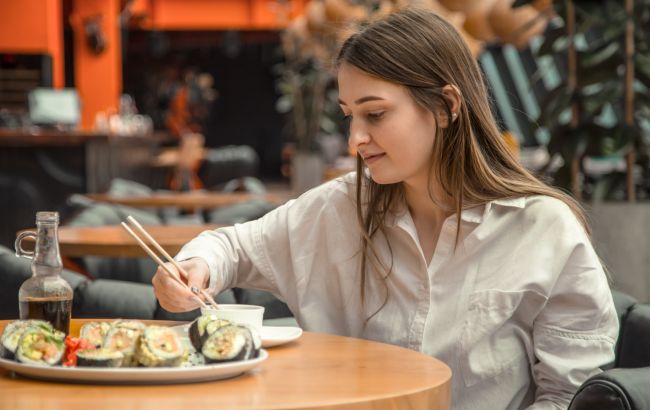 Можно ли беременным есть суши: вот что может произойти