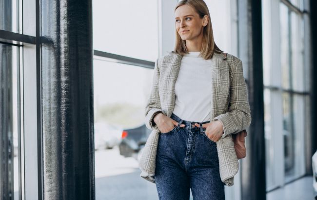 Как стильно носить джинсы с жакетами в зимний период