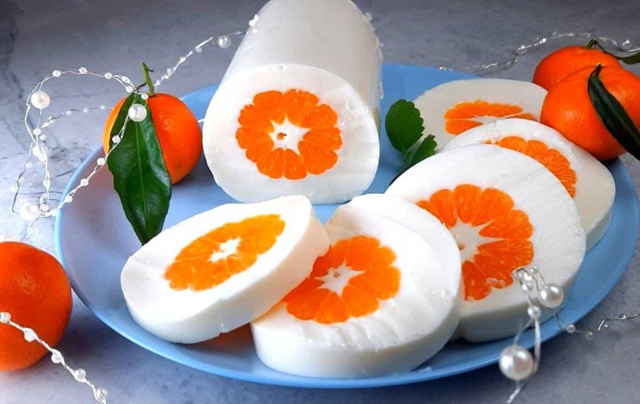 Мандарины в желе в бутылке сметанном пластиковой. Новогодний десерт с мандаринами. Мандарины в бутылке залитые сметаной с желатином и сгущенкой рецепт. Мандарины в желе в бутылке сметанном пластиковой. Мандарины в желе в бутылке сметанном пластиковой.