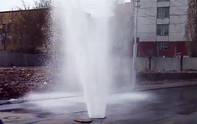 Появилось видео огромного фонтана из пробитого водовода в Одессе
