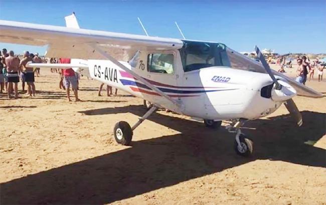 В Португалии самолет совершил экстренную посадку на пляже, есть погибшие