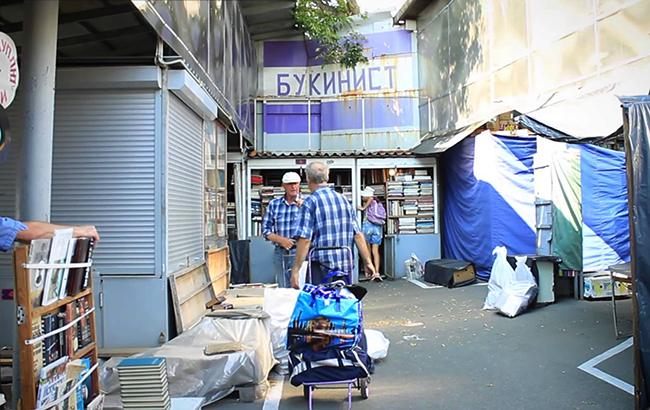 У Києві оштрафували двох підприємців за продаж російських книжок на ринку "Петрівка"