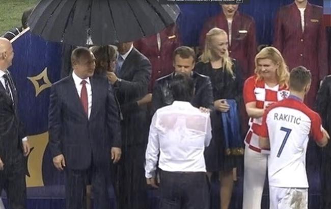 "Ботокс начинает шипеть": в раздевалке сборной Франции Путина тоже прикрыли зонтиком (видео)