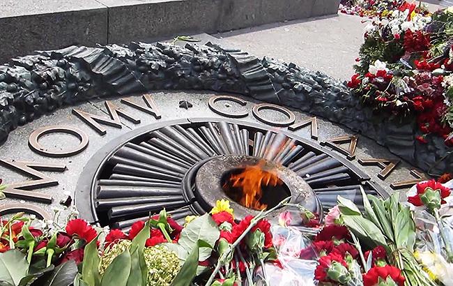 В Києві Вічний вогонь залили цементом