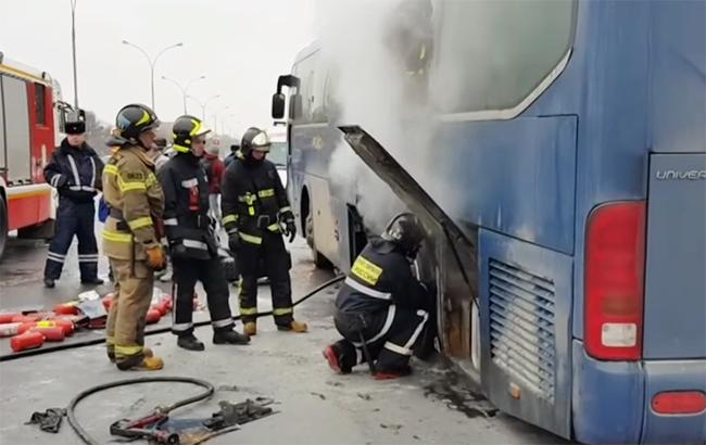 В Москве загорелся экскурсионный автобус со школьниками (видео)