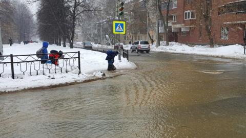 Фонтан посеред міста: в Одесі затопило дві вулиці