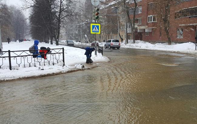 Фонтан посеред міста: в Одесі затопило дві вулиці
