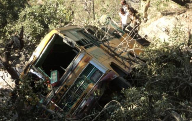 В результате падения в ущелье автобуса в Пакистане погибли 11 человек