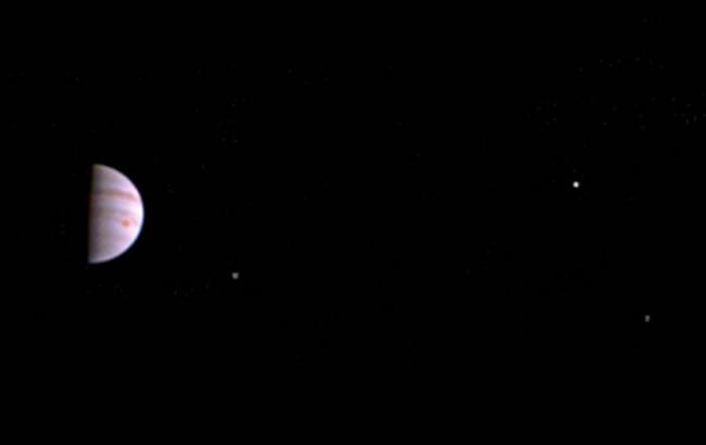 NASA опубликовало первую цветную фотографию Юпитера