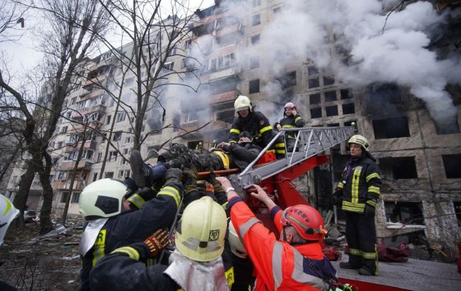 Обстрел многоэтажки на Оболони в Киеве: есть погибший и раненые