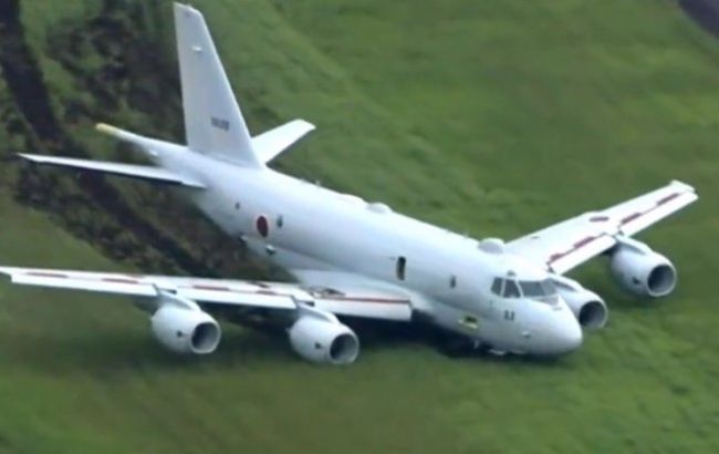 В Японии военный самолет выкатился за взлетную полосу. На борту были 10 человек