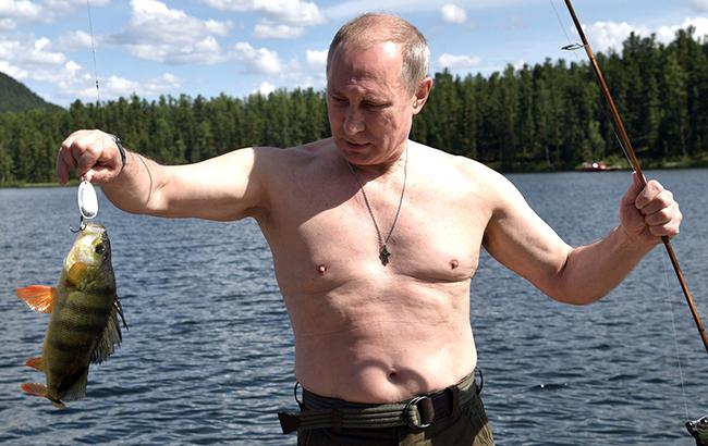 "Який електорат, такі і скульптури": росіянин створив статую Путіна з тілом ведмедя і осетром в руках