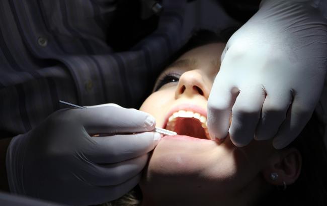 Стоматолог рассказал, почему портятся зубы: основные причины