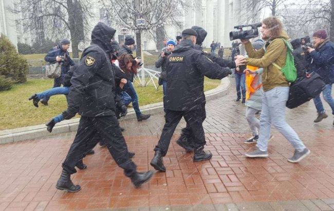 В Беларуси на акциях оппозиции задержаны 25 журналистов
