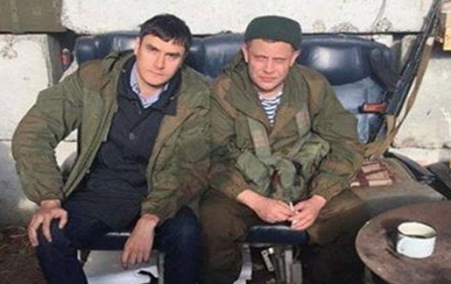 Злочинний трофей: в мережу виклали фото з Захарченко в кривавому кріслі з MH17