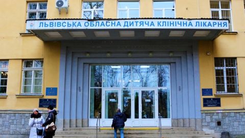 Во Львове медики борются за ногу 15-летней Олеси, на которую бросилась лошадь