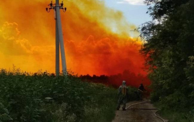 Выгорела трава: в Днепровской области произошла утечка азотной кислоты (фото, видео)
