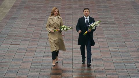 Зеленская пришла к памятнику Шевченко в туфлях и плаще за 55 тысяч (фото)