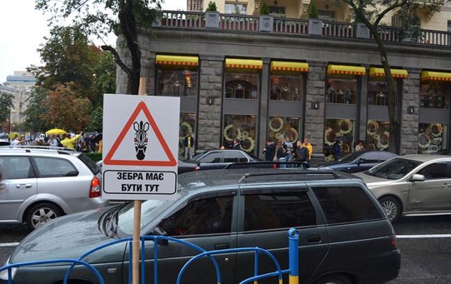 "Зебра лучше, чем венок": киевляне требуют легализовать пешеходный переход на Бессарабке