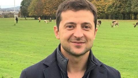 "Как свой член семьи": Зеленский прошелся по ночному городу в халате и семейках