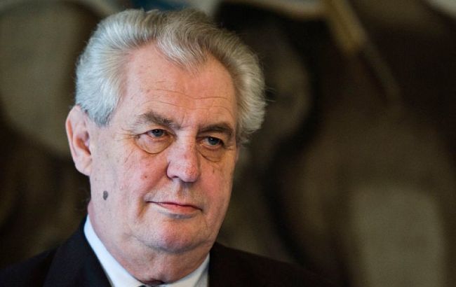 Президент Чехии своим нежеланием принимать мигрантов ослабляет Европу, - еврокомиссар