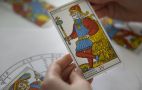 Таро-гороскоп на 11 августа: каким знакам Зодиака обещают неожиданный поворот