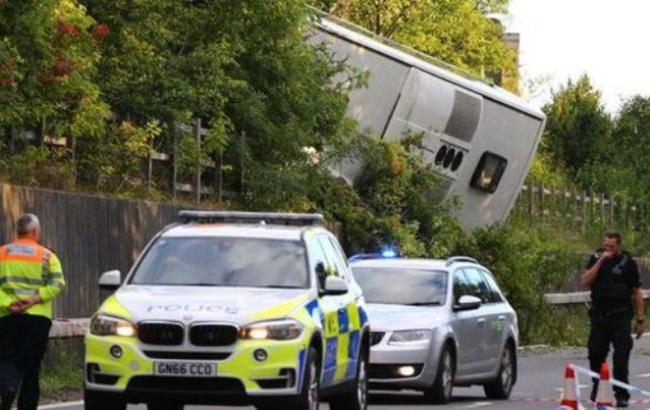 В Англии перевернулся пассажирский автобус, пострадали более 40 человек
