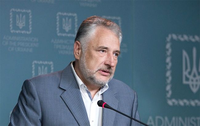 Боевики из минометов обстреляли школу и дома в Марьинке, в городе пожары