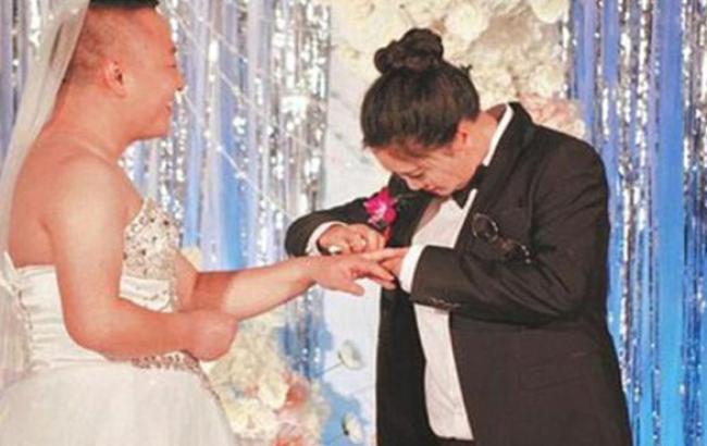 Поменялись местами: в Китае жених сам надел свадебное платье из-за фобии любимой