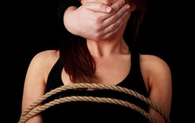 В Киеве девушку вывезли на пустырь и отняли у нее автомобиль