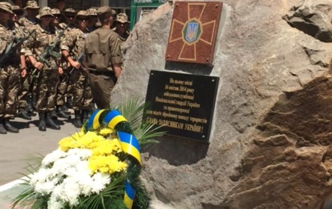 В Мариуполе открыли памятный знак в честь освобождения города