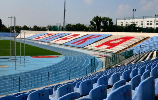 В Кропивницком красят газон перед матчем с "Днепром"