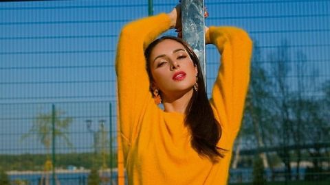 Такая солнечная: Злата Огневич взволновала сеть откровенным декольте