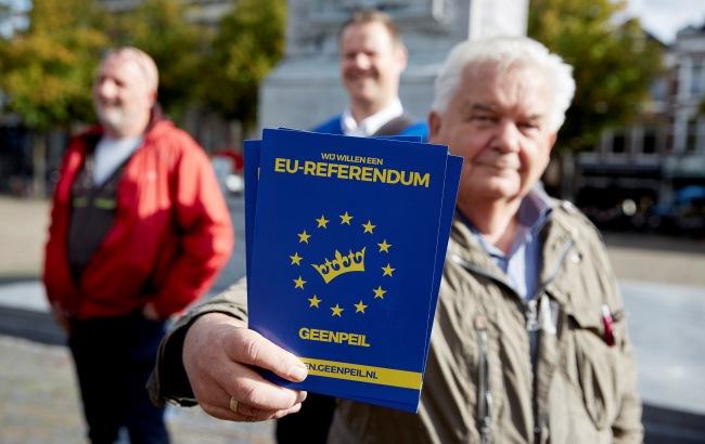 LifeNews: Украинские радикалы запугивают голландцев