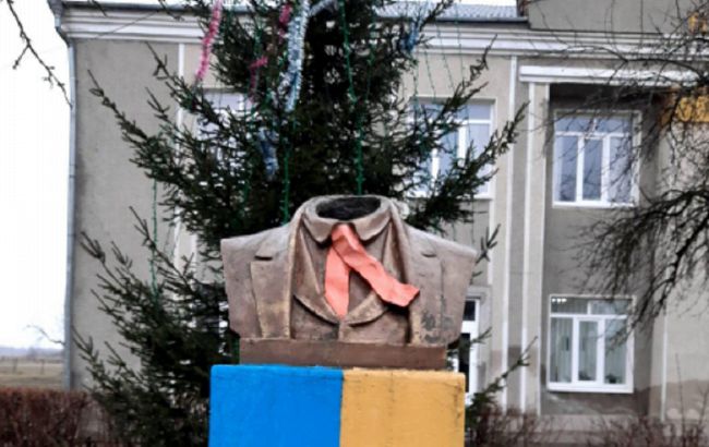 Осквернение памятника Шевченко на Прикарпатье: полиция разыскала вандалов