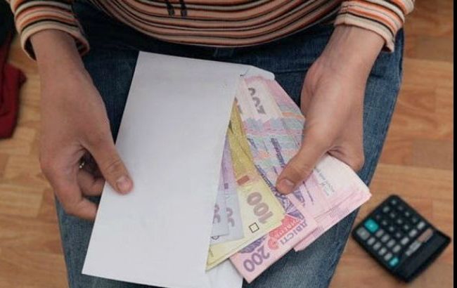 Середня зарплата в Україні в серпні знизилася на 185 грн