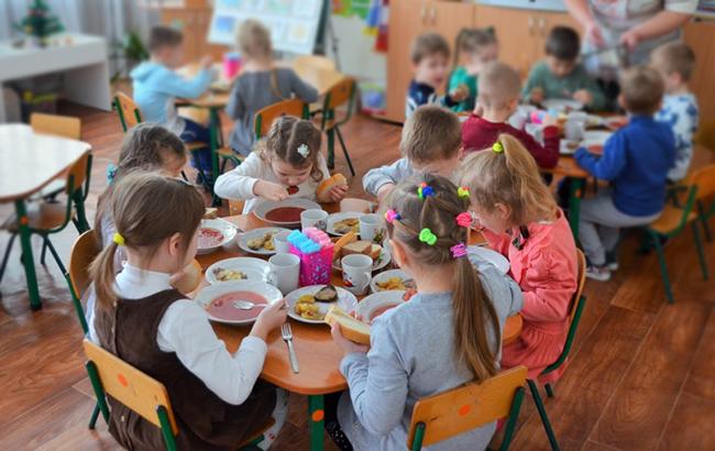 "Ребенок постоянно голодный": в кропивницком детсаду разгорелся скандал из-за питания
