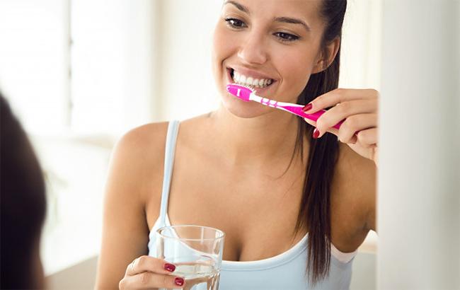 Фахівці розповіли, чому не можна чистити зуби після сніданку